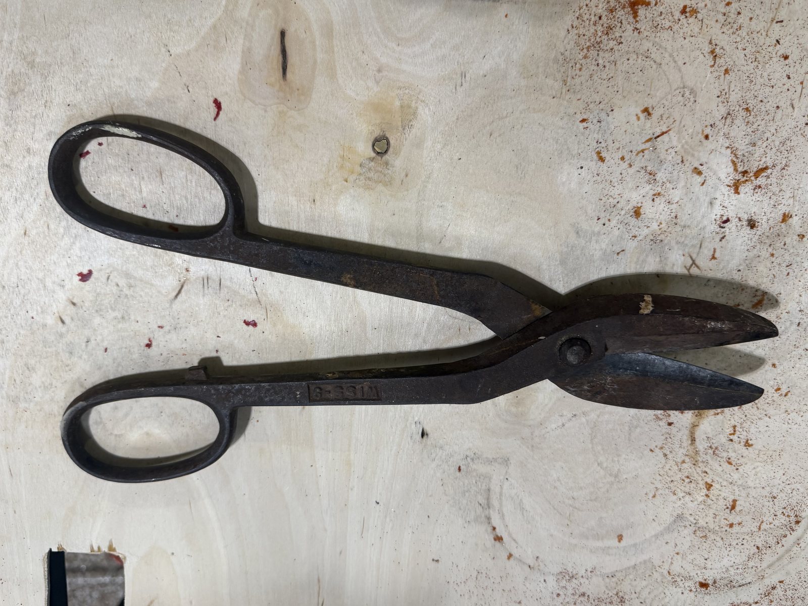 Rusty tin snips before laser cleaning